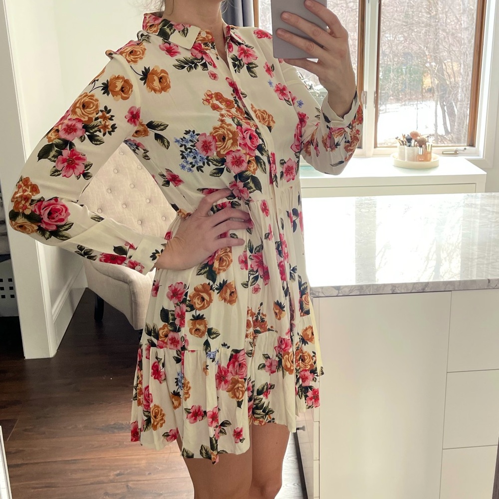 Stradivarius Woman Dress New! with Long Sleeves and floral pattern. Size M